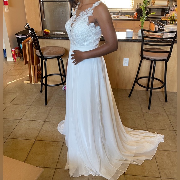 Wedding dress - Picture 3 of 10